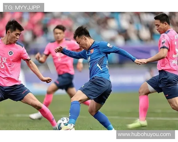 模仿各国足球明星的风采与技巧，展现个人魅力与团队精神的精彩瞬间